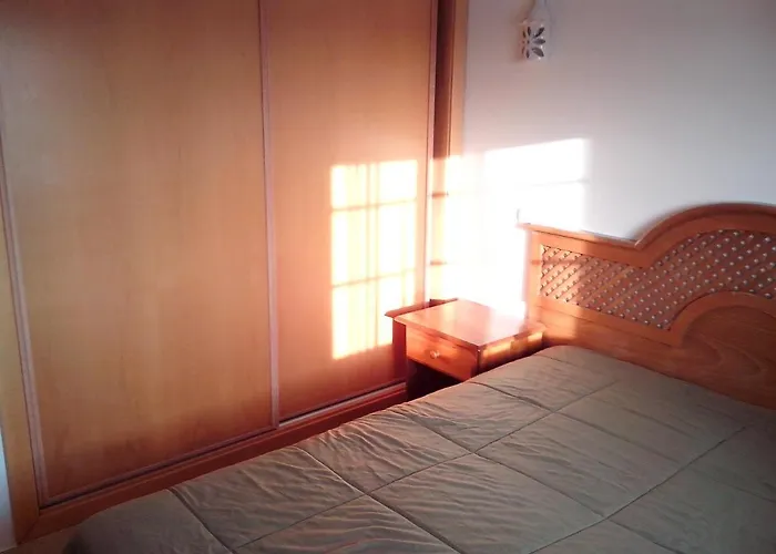 Beautiful 2-bed In Olhos De Agua Appartamento